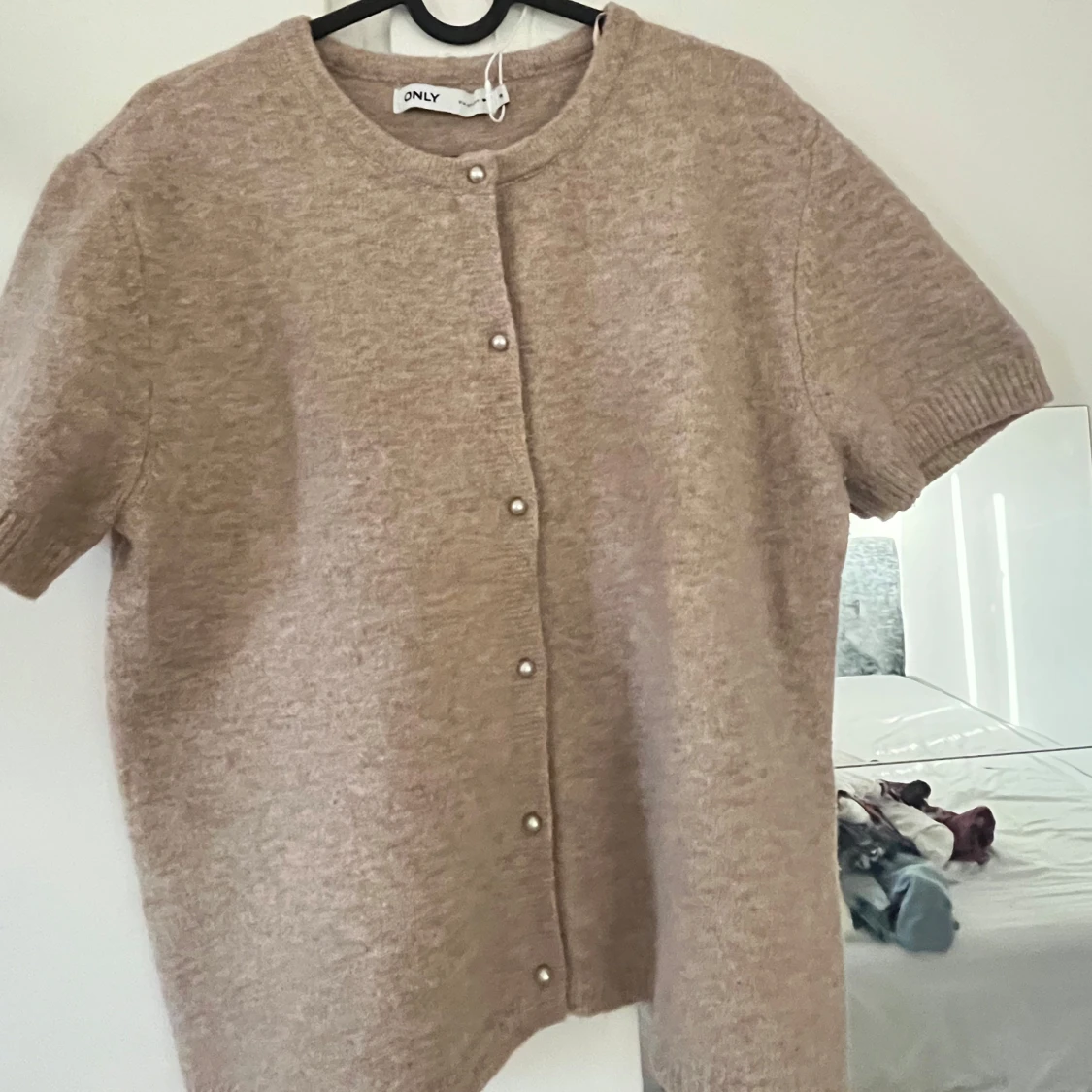 Beige kofta med pärlknappar från ONLY