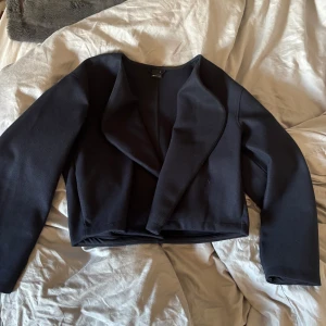 Mörkblå vårjacka  - Säljer min mörkblåa vårjacka från ginatricot! Den har inga knappar, det är som en kappa i materialet men tunnare. Den är lite cropad så perfekt till sommar/ vår!! Har använt den 1 gång. Skriv om ni vill ha fler bilder!