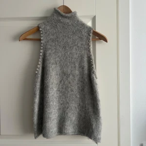 topp - stickad topp från Zara med ”strass stenar” vid ärmarna, använd en gång så i nyskick