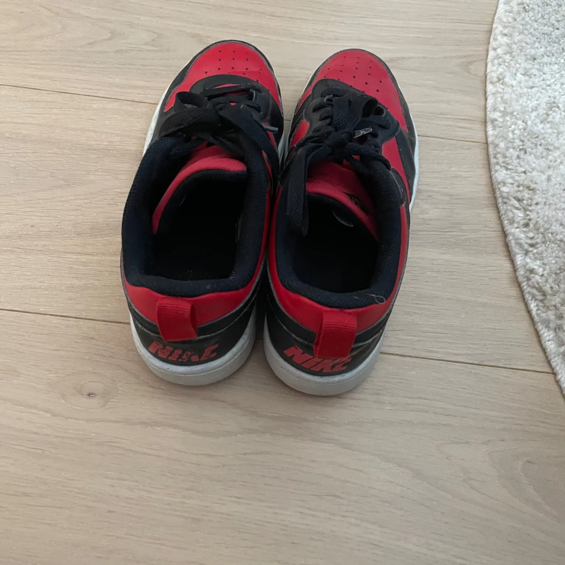 Nike sneakers i rött och svart - 1