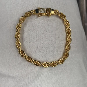 Cordell 14k Guldplätering VVS Kistlås  - 14k Guldplätering med VVS Kistlås som är väldigt snyggt. 20,5 cm Kan göra byten också om någon är sugen på det.