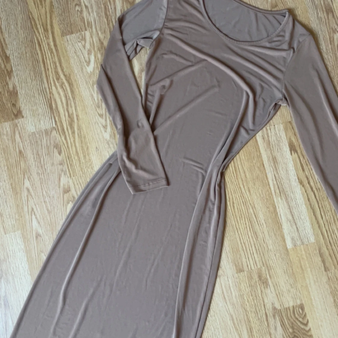 Beige maxiklänning med lång ärm - 2