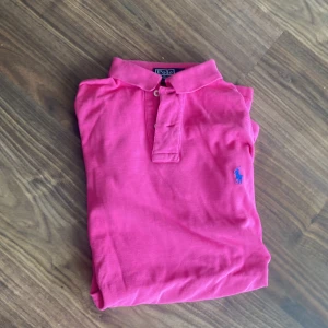 Rosa pikétröja från Polo Ralph Lauren - Säljer min rosa piké tröja från polo Ralph lauren. Den är en gammal modell men den går inte att få tag på nu