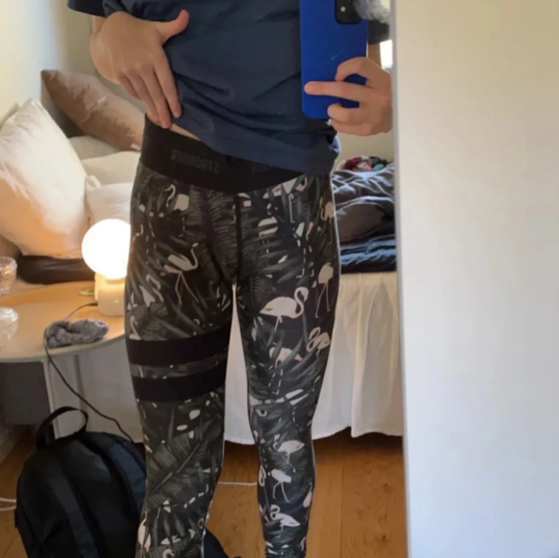 Svarta träningstights med flamingomönster från Stronger - 2