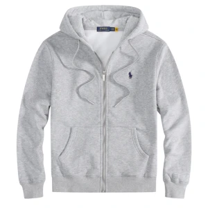 Polo Ralph Lauren Kofta - Säljer en klassisk hoodie med dragkedja från Polo Ralph Lauren. Finns i grått, svart och marinblått med broderad logga på bröstet. Nytt pris går för 1350-1600. Finns i storlek S och M