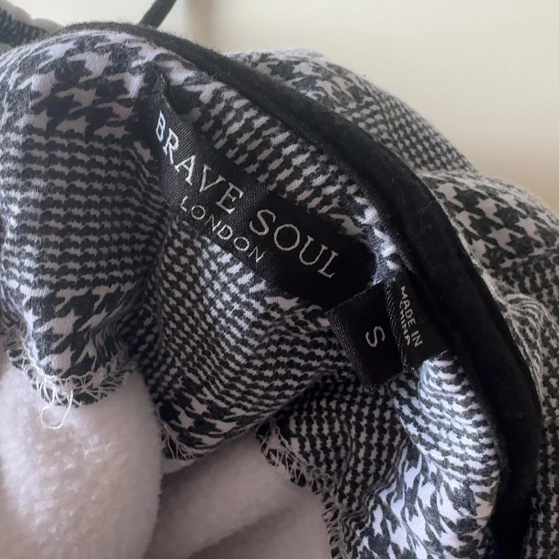 Grå och vit hoodie från Brave Soul - 1