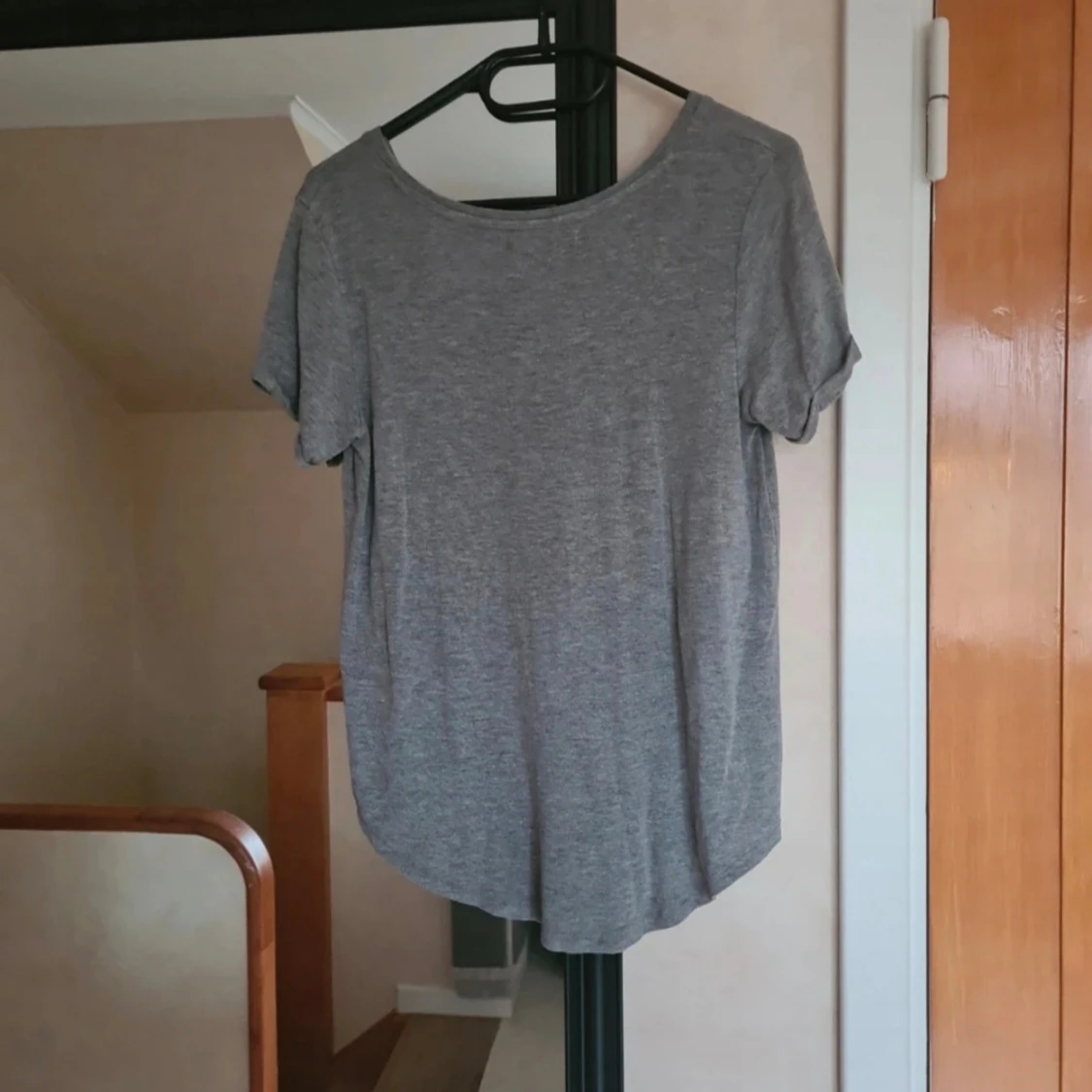 Grå v-ringad t-shirt S - 1