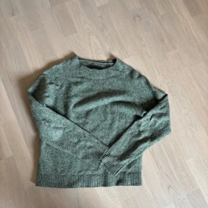 Grön stickad tröja från Vero Moda - Säljer min superfina gröna stickade tröja från vero Moda. då den inte kommer till användning. Den är använd så den är nopprig. Annars är den fin! Köpare står för frakt!