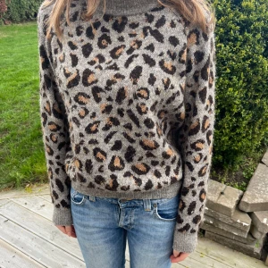Grå leopardmönstrad stickad tröja - Zara storlek S💕