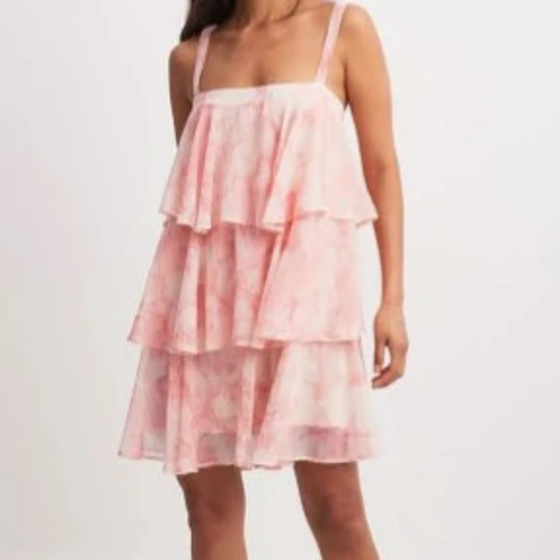 Rosa volangklänning med axelband