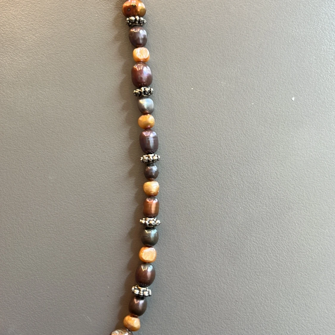 Brunt pärlhalsband med silverdetaljer - 2