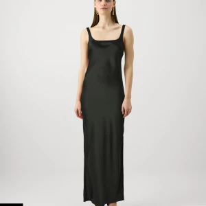 Svart långklänning i satin - En elegant svart långklänning i satin med smala axelband och rak siluett. Passar både till vardags och skulle vara superfin till balen🤩 nypris: 1800