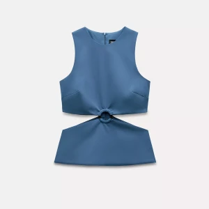 Blå topp - Super snygg, helt oanvänd men har dragit av prislapp. Storlek S! Skriv för föer bilder