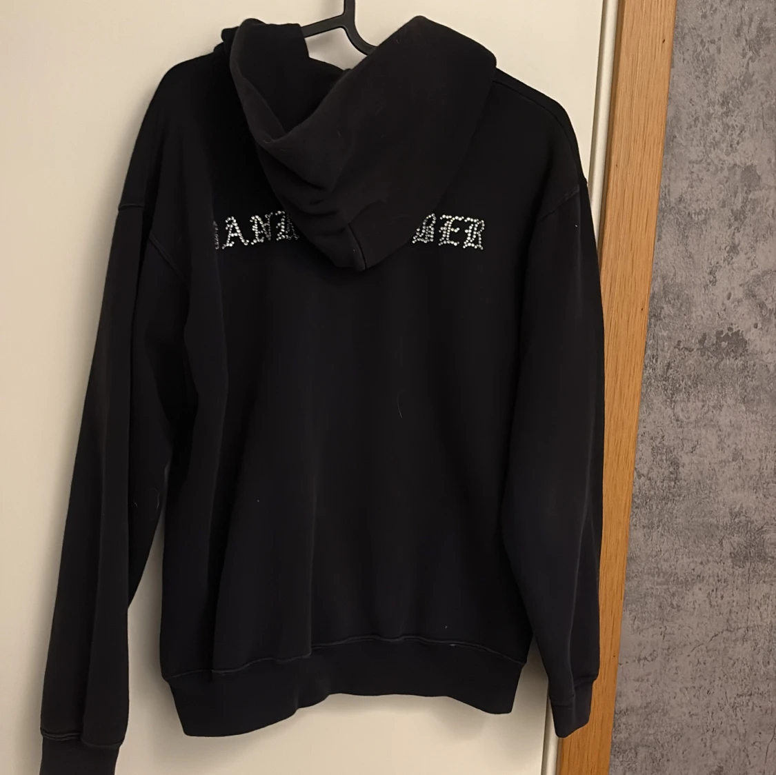 Svart hoodie med strassmask och text - 1