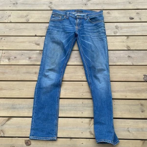 Snygga nudie jeans!🤙 - Modellen är i Tube Kelly och är i storleken 29 i midjan och 32 i längden, inga defekter knappast använt tveka inte vid fler frågor🤙👑🔥