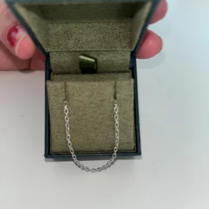 Maria Nilsdotter kedja - Kedja i silver från Maria Nilsdotter, längd 40 cm. Säljer då jag tappat berlocken till kedjan!