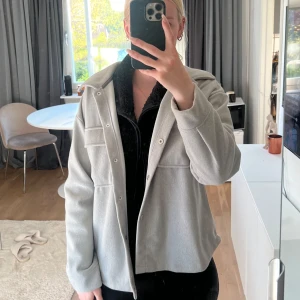 Ljusgrå jacka - Ljusgrå jacka i storlek xs från Gina 