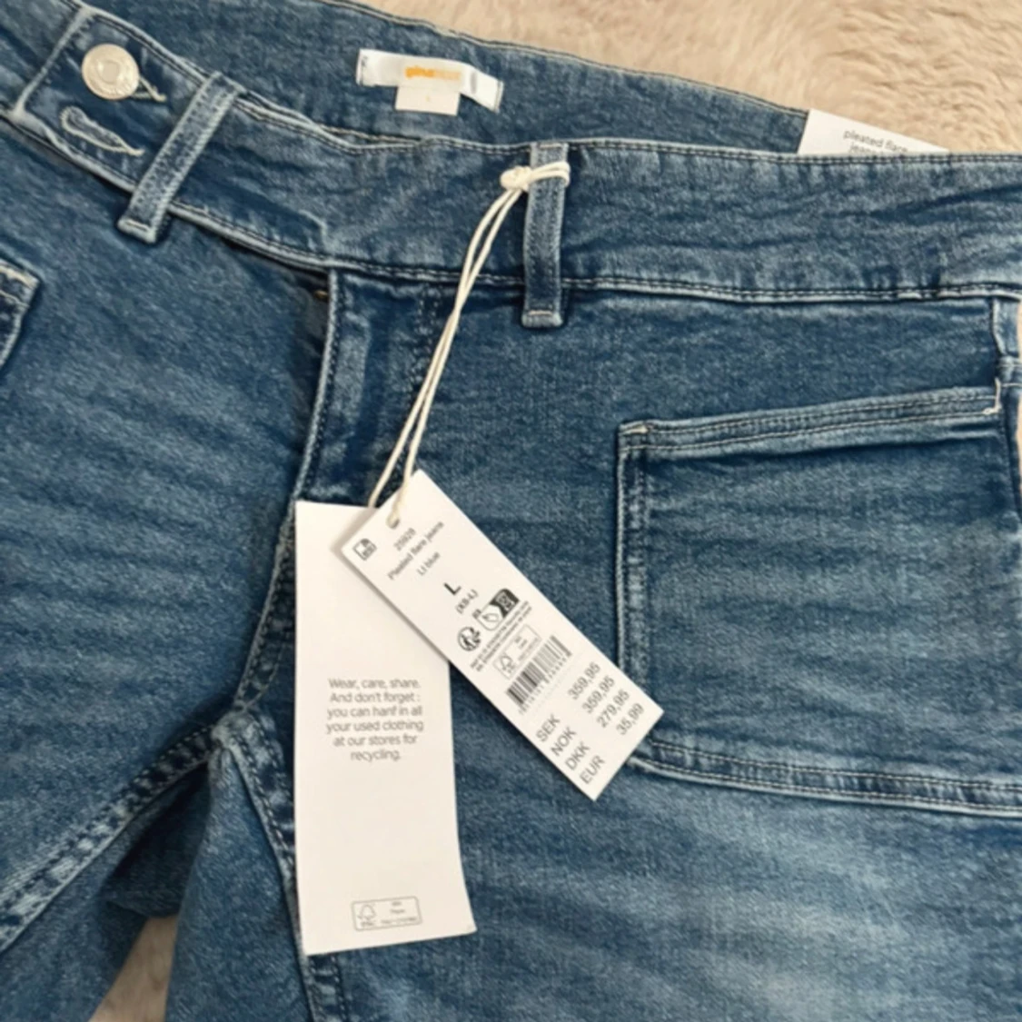 Blå bootcut jeans med slitningar - 2