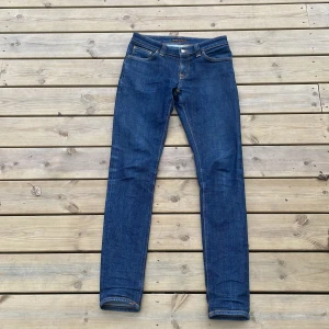 Snygga mörkblåa nudie jeans!🤙 - Modellen är i slim fit med längden 32 och midjan 28, inga defekter på de knappast använda. Fråga om det är nåt mer🤙👑🔥