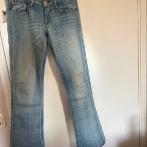 Ljusblå bootcut jeans  - Säljer ett par lågmidjade  ljusblå bootcut jeans som tyvärr är för små. Skriv för fler bilder 🫶🏼