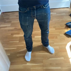 Blå jeans från crocker  - Snygga jeans med slitningar. Fraktar inom 24 h