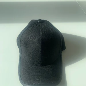 Svart Gucci Keps - Jag säljer en svart gucci keps som jag har ärvt av min farfar. Den är relativt ny och köptes för ca 6 månader sen men ser som ny ut. Modellen är Gucci Keps Jumbo