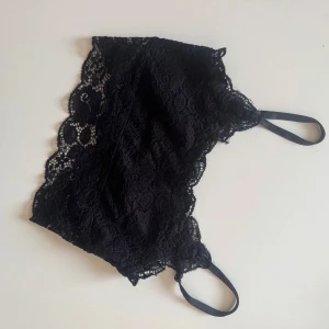 Svart spetsig linnetopp  - Säljer en svart linnetopp 