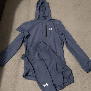 Under Armour tracksuit  - Koftan storlek S byxorna storlek M och t-shirten storlek S mycket bra skick på dem alla 