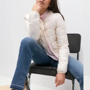 Vit vår/sommar jacka - Säljer en stilren vit jacka med rund halsringning och knäppning framtill. Jackan har två fickor framtill. Perfekt för dig som vill ha en lätt och trendig jacka till vardags. Helt ny! Från Gina Young storlek 170 passar mig som var xs-s