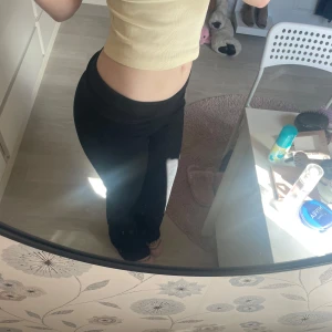 Svarta Perfect Jeans byxor - Säljer ett par svarta byxor från Perfect jeans/gina tricot i storlek S. Byxorna har en bootcut passform och är tillverkade i ett stretchigt material som sitter skönt på kroppen. Perfekta till vardags och enkla att matcha med olika toppar. Medel till hög midja med möjlighet att vika ned. Slitning finns längst ned på byxorna iochmed att de varit för långa. Använt fåtal gånger, Jag är 160cm lång.