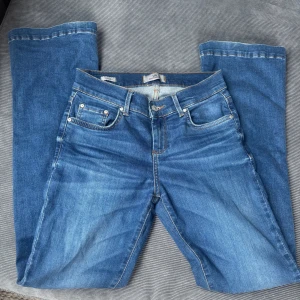Blå jeans från LTB Blue Addicted - Säljer ett par nästan helt oanvända bootcut ltb jeans. De har varit använda max 5 gånger. Säljer de för att de tyvärr inte passar längre❤️❤️