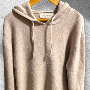 Beige cashmere hoodie från Sayless - Säljer en beige hoodie från Sayless i kashmir. Tröjan har en klassisk design med Huva. Perfekt för Sommaren och bekväm stil. Skick 6/10 det är en fleck i mitten av tröjan kontakt om det är några frågor MVH Eternal_Style.