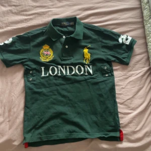 Polo ralph lauren piké - Snygg piké inför sommaren speciellt om du gillar den typen av stilen. Viktigt att notera att denna piké inte är genuint från ralph lauren om ni fattar.