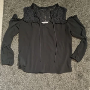 Svart topp med bara axlar - Svart topp med bara axlar  Pris:50kr