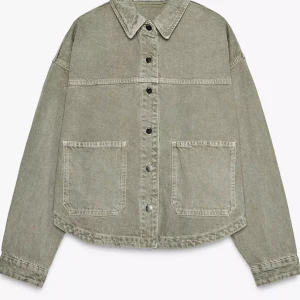 Grön overshirt i denim - Säljer en grön, jättefin, jacka i denim med klassisk krage och stora framfickor. Jackan har knappar framtill och vid ärmslut, samt en rak och avslappnad passform. Perfekt till våren eller svalare sommarkvällar🥹💞