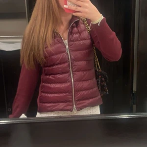 Vinröd Moncler cardigan - Snygg vinröd dunväst från Moncler med quiltad framsida och dragkedja. nypris 8000 men pris kan även diskuteras