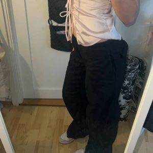 Svarta Cargos i streat wear stil 😘 - Svarta low rise cargos från Gina. Byxorna har en lose avslappnad passform, storlek xs