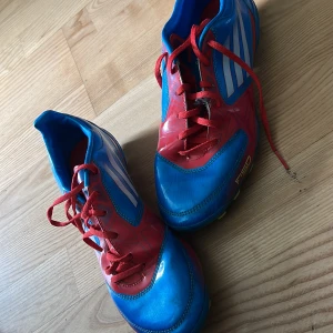 Fotbollsskor  - Vi säljer ett par fotbollsskor svarta Nike skor finns det inne och ute skor. Adidas skorna med färgerna blå och rött är perfket till nybörjare (med dobbar). Adidas skorna med färgerna blåa sträck och gult adidas logga är perfekt om du vill gå ut och spela fotboll bekväm. Adidasskorna med färgerna svart och blå inne skor perfekt för dom som kör inne sköna mjuka. /om ni undrar vilken storlek är det bara att skriva. Alla skor kostar upp till 2360