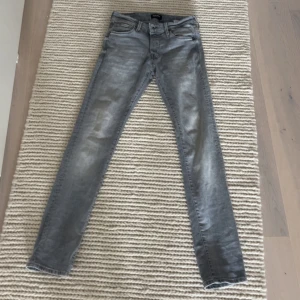 Grå jeans från Jack & Jones - Säljer ett par riktigt feta jeans från jack and jones i modellen Glenn. Skriv om du har några frågor eller funderingar!!!