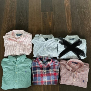 5 RALPH SKORTOR FÖR 950 KR - Säljer ett gäng skjortor i olika färger och mönster. Här finns randiga, rutiga och enfärgade skjortor i olika storlekar med knappar och krage. Perfekta för dig som gillar klassisk stil med en twist. Märken som Ralph Lauren syns på vissa skjortor. Skicka bud!