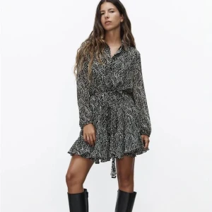 Zara klänning - Säljer min underbara klänning från Zara i storlek S. Den är endast använd ett fåtal gånger så den är i väldigt gott skick. Säljer den för 300kr