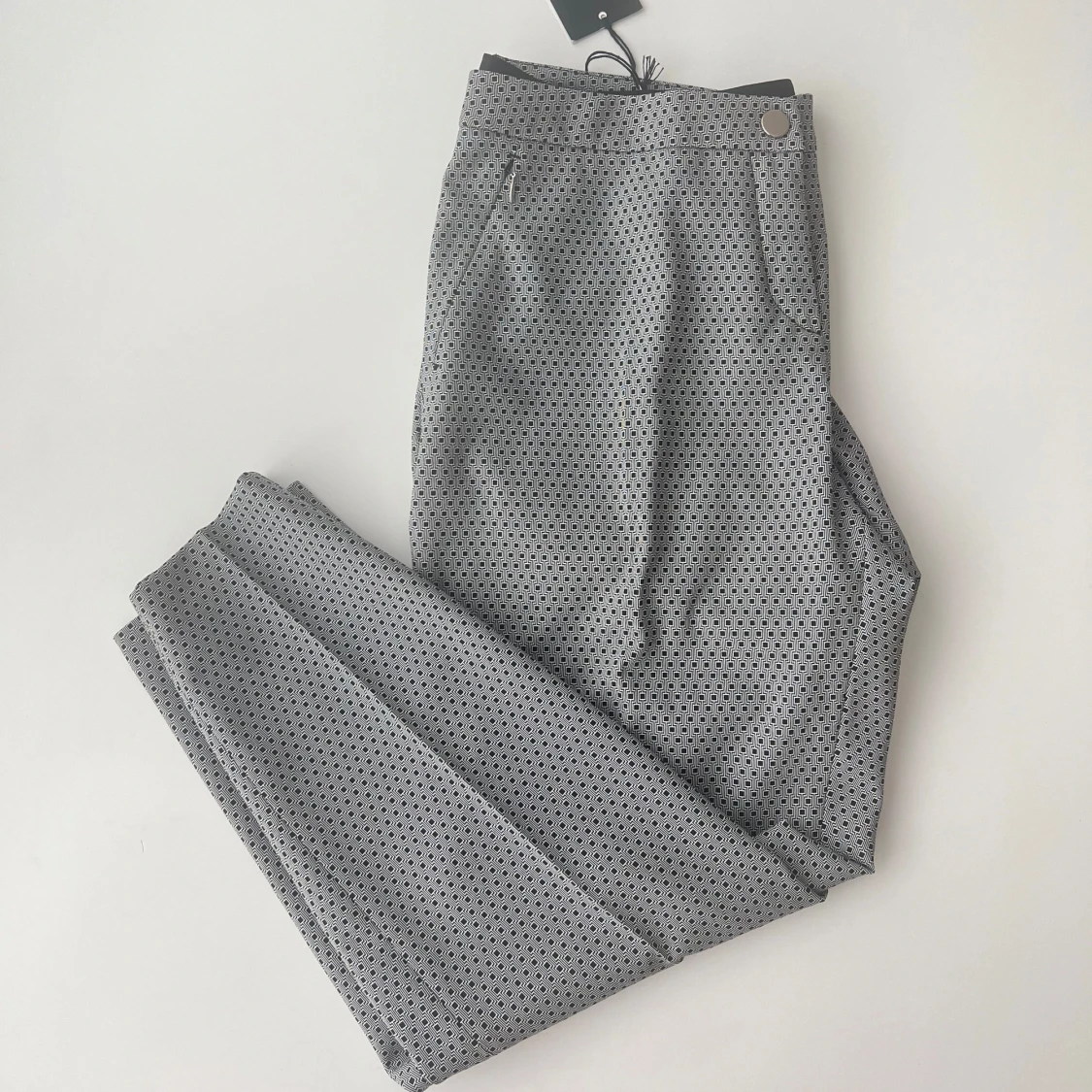 Grå mönstrade kostymbyxor från Rosner