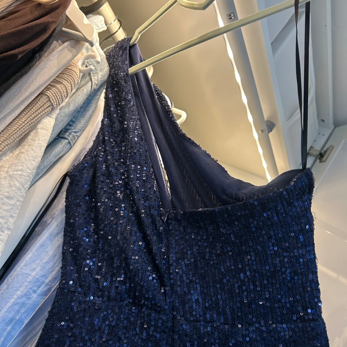 Mörkblå glittrig långklänning oneshoulder - 4