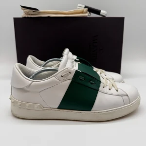 VALENTINO OPEN SNEAKERS - Valentino open sneakers - Skick: 10/10 - Storlek 41,5 sitter som 42,5 - Tillbehör: Box, Dustbag, Kort & Extra snören - Nypris 7700kr - deluxecloset 
