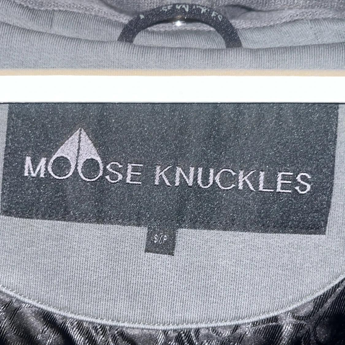 Grön jacka med huva från Moose Knuckles - 3