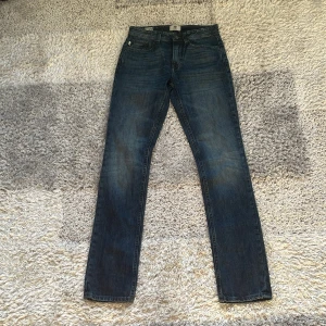 Blå slim jeans från Timberland - Säljer ett par klassiska blå jeans från Timberland i slim fit. Längden är 34 skulle jag säga. Perfekta till vardags för en stilren look. 