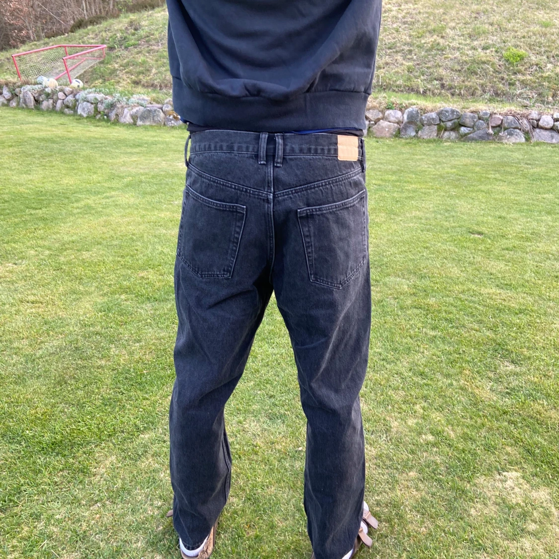 Svarta Barrel Relaxed Tapered Jeans från Weekday - 1