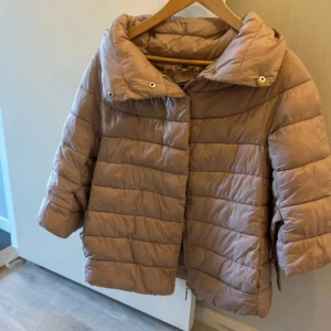 Herano lik trekvartsärm jacka - Jätte snygg rosa Herano liknande jacka med trekvartsärm med snygga detaljer och krage