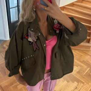 Grön jacka - INTRESSEKOLL!! Funderar på att sälja min söta gröna jacka med applikationer på. Bra skick!💗