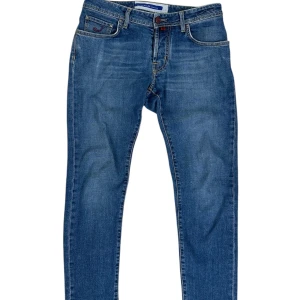 Jacob cohën jeans Nick slim  - Brand: Jacob Cohën   Modell: Nick Slim, a more slim fit modell from JC   Size: W31  Recomended fit: W31  Condition: Very good 9/10!   Details:  Italien Luxury at it’s finest. Real horse fur at the back logo!   Red details on some parts, with a light denim wash. Shop now Fashionels.com !